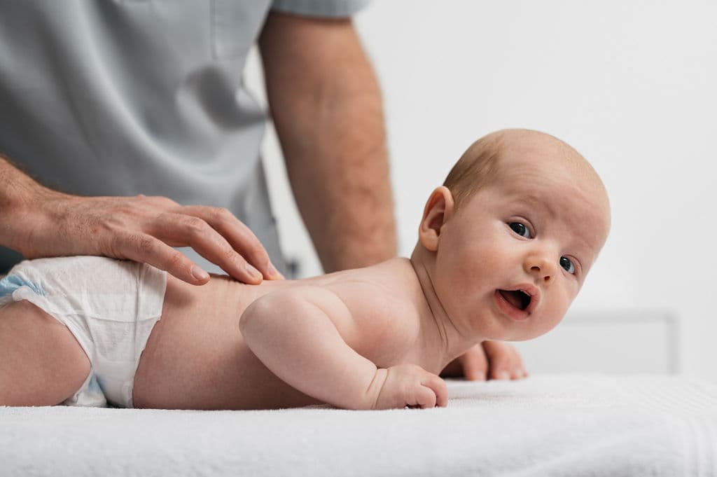 Osteopathie onderzoek bij een baby