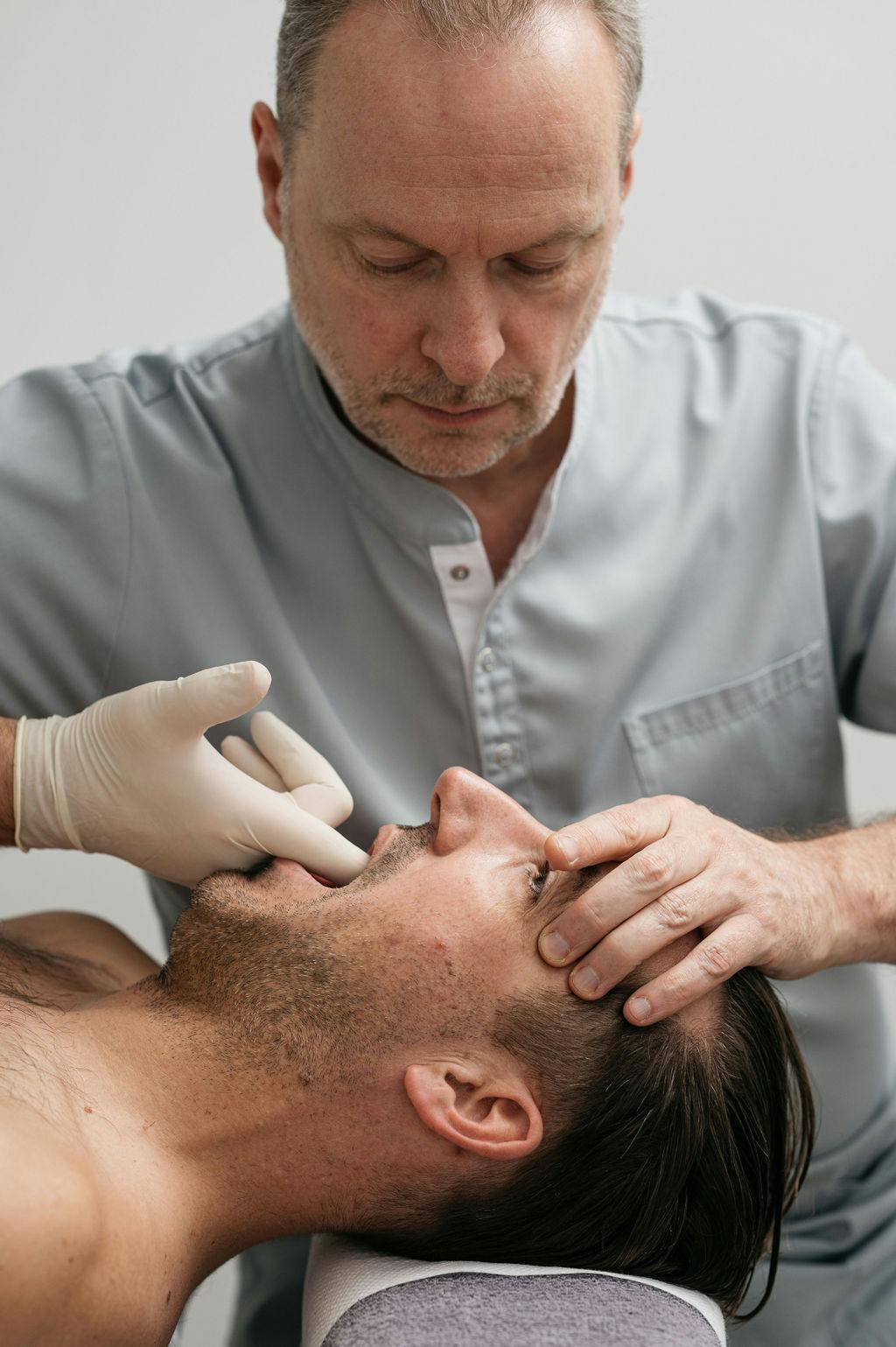 Craniale behandeling door de osteopaat